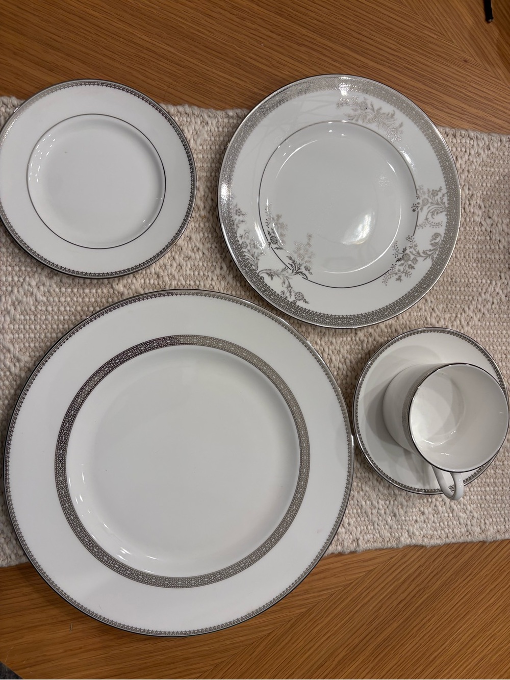 Vera Wang Wedgwood Bone China White Platinum Silver Lace Dinnerware 5 piece set
